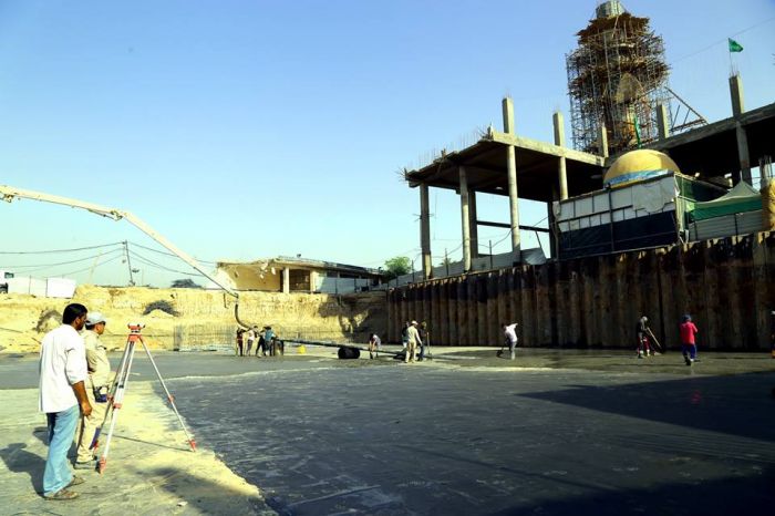 تواصل شركة وهج الرعد العراقية أعمالها؛بعد فرش طبقة مادة (القير) و(اللباد) تم صب طبقة (Screed) السكريد في ارضية سرداب السيدة نرجس (عليها السلام) .