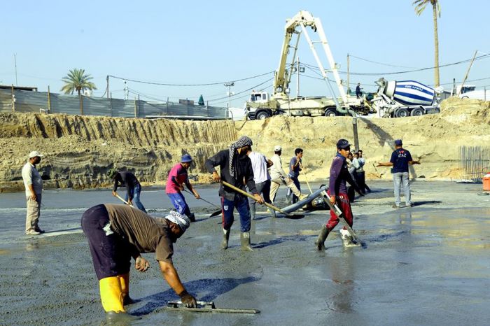 تواصل شركة وهج الرعد العراقية أعمالها؛بعد فرش طبقة مادة (القير) و(اللباد) تم صب طبقة (Screed) السكريد في ارضية سرداب السيدة نرجس (عليها السلام) .
