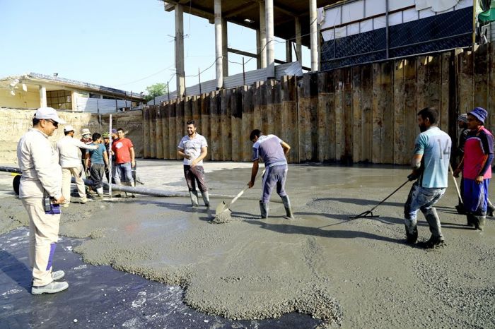 تواصل شركة وهج الرعد العراقية أعمالها؛بعد فرش طبقة مادة (القير) و(اللباد) تم صب طبقة (Screed) السكريد في ارضية سرداب السيدة نرجس (عليها السلام) .
