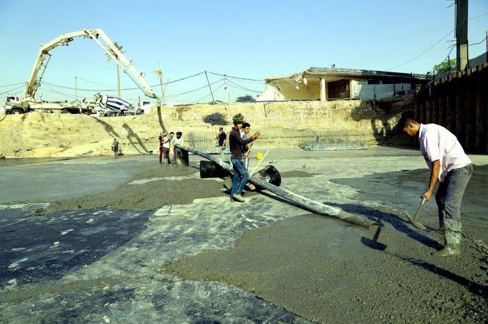 تواصل شركة وهج الرعد العراقية أعمالها؛بعد فرش طبقة مادة (القير) و(اللباد) تم صب طبقة (Screed) السكريد في ارضية سرداب السيدة نرجس (عليها السلام) .
