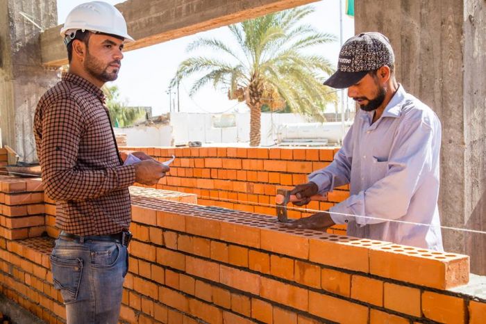 تواصل العمل في بناء جدران الحرم الشريف .