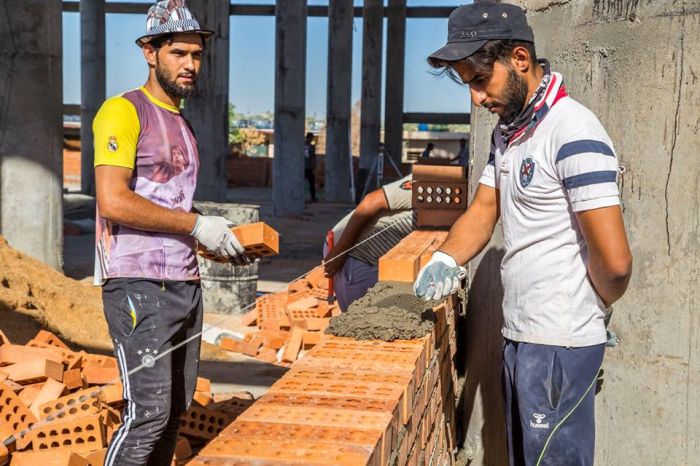 تواصل العمل في بناء جدران الحرم الشريف .