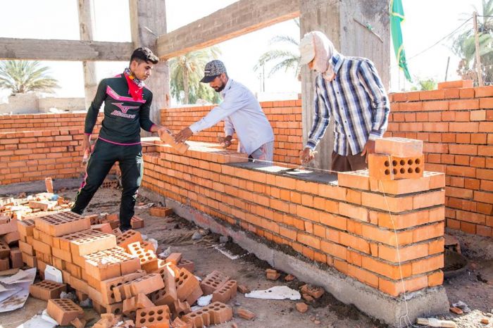 تواصل العمل في بناء جدران الحرم الشريف .