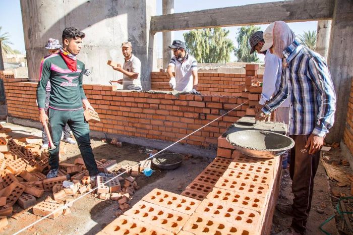 تواصل العمل في بناء جدران الحرم الشريف .