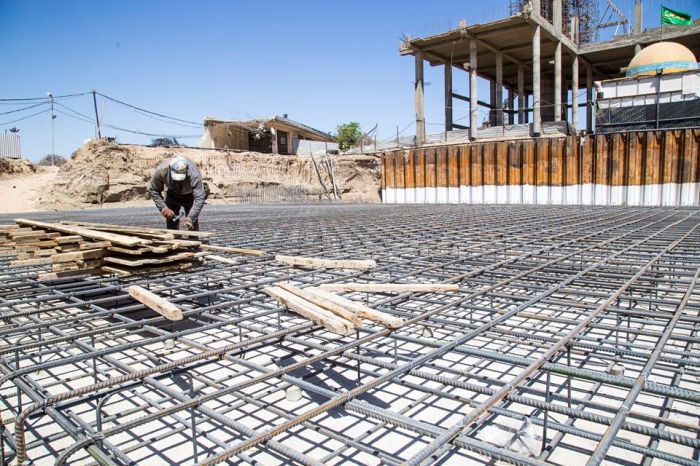 بعد تسليح أرضية سرداب السيدة نرجس (عليها السلام) بدأ العمل بوضع القالب الخشبي تمهيداً لصب الأرضية
