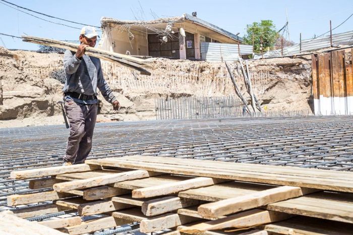 بعد تسليح أرضية سرداب السيدة نرجس (عليها السلام) بدأ العمل بوضع القالب الخشبي تمهيداً لصب الأرضية