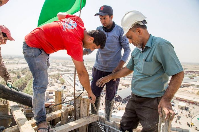 تواصل شركة وهج الرعد العراقية أعمالها؛ حيث تم صب الرفعة الأخيرة لمنائر الحرم الشريف .