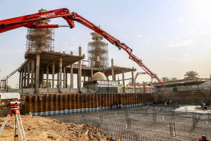 بعد تسليح أرضية سرداب السيدة نرجس (عليها السلام) بدأ العمل بصب الأرضية تأتي هذه الأعمال ضمن مشروع إعمار و توسعة المزار الشريف.