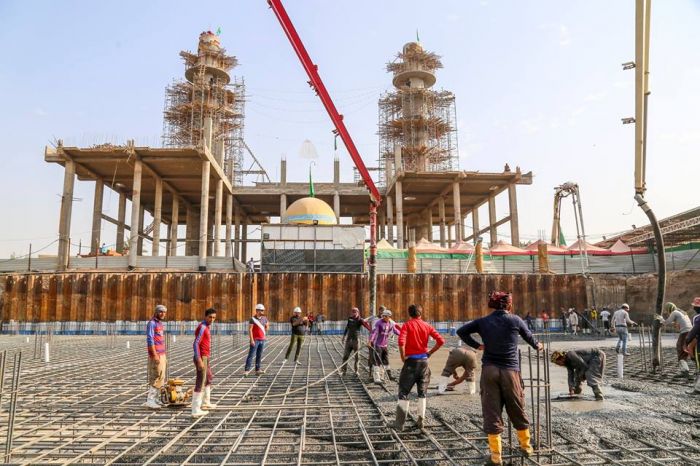 بعد تسليح أرضية سرداب السيدة نرجس (عليها السلام) بدأ العمل بصب الأرضية تأتي هذه الأعمال ضمن مشروع إعمار و توسعة المزار الشريف.