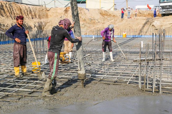 بعد تسليح أرضية سرداب السيدة نرجس (عليها السلام) بدأ العمل بصب الأرضية تأتي هذه الأعمال ضمن مشروع إعمار و توسعة المزار الشريف.