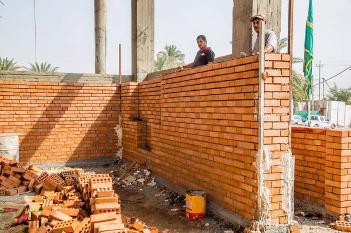 تواصل شركة وهج الرعد العراقية يتواصل العمل في بناء جدران الحرم الشريف.