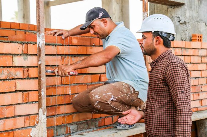 تواصل شركة وهج الرعد العراقية يتواصل العمل في بناء جدران الحرم الشريف.