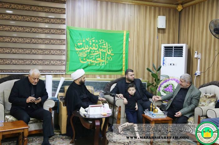 الراية الحسينية ترتفع في حرم السيدة شريفة سلام الله عليها
