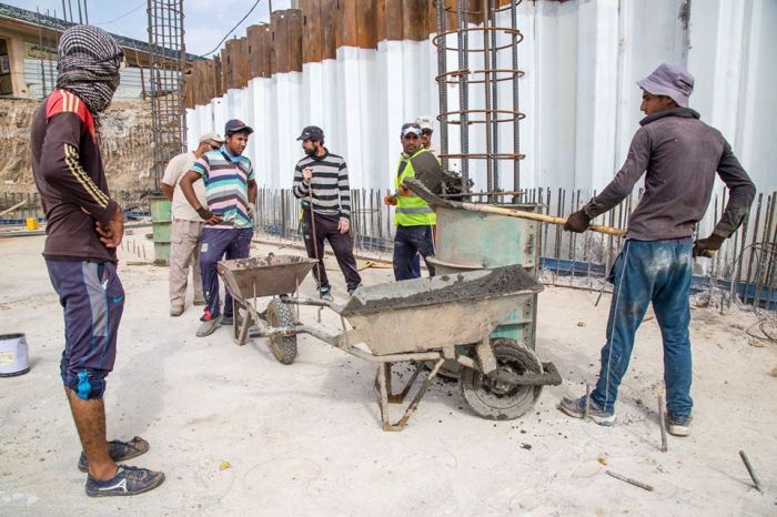 صب قواعد الأعمدة الخاصة بالسرداب الجديد