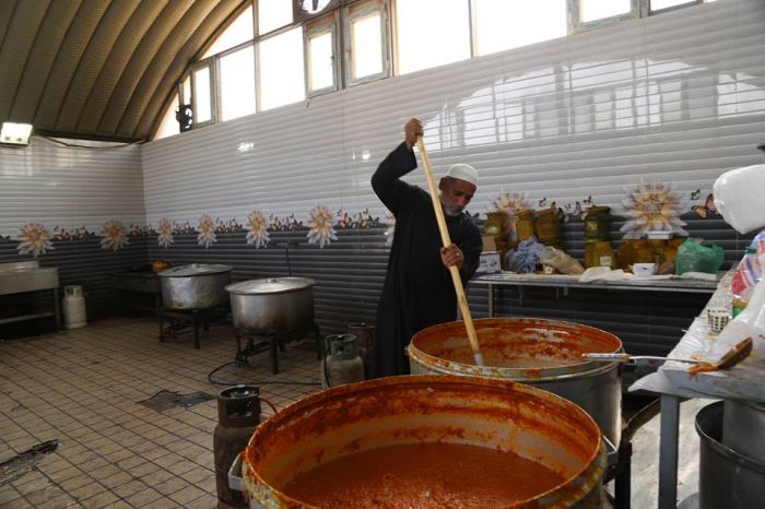 اقامة مأدبة طعام بمناسبة ذكرى استشهاد الامام الحسين عليه السلام