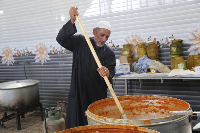 اقامة مأدبة طعام بمناسبة ذكرى استشهاد الامام الحسين عليه السلام
