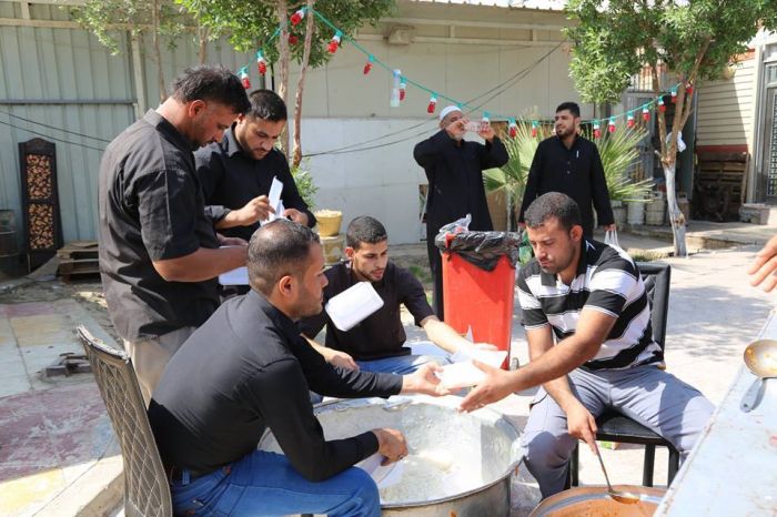 اقامة مأدبة طعام بمناسبة ذكرى استشهاد الامام الحسين عليه السلام