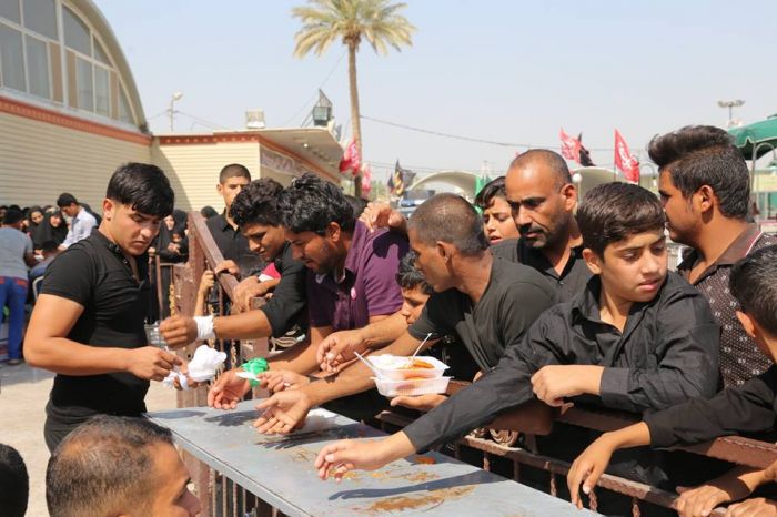 اقامة مأدبة طعام بمناسبة ذكرى استشهاد الامام الحسين عليه السلام