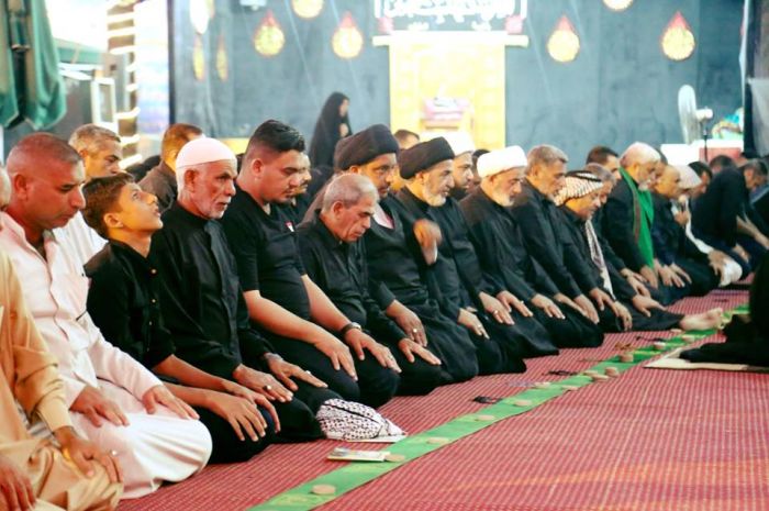 اقيمت صلاة الجماعة المباركة في الصحن الشريف بأمامة سماحة الشيخ طاهر الخاقاني ( دام توفيقه ) وفقنا الله وإياكم لأداء فرائضه .