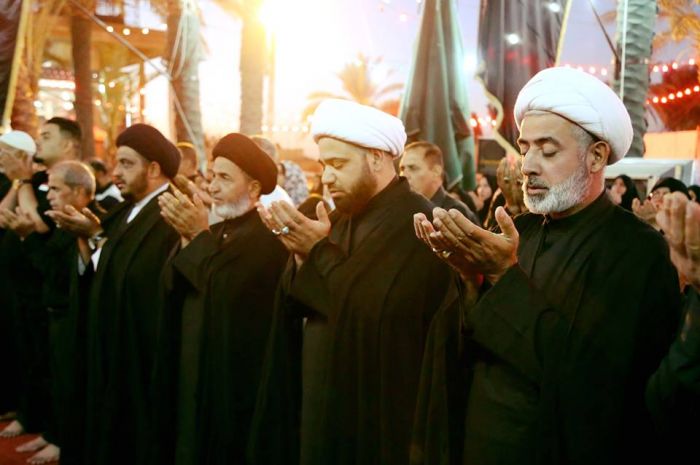 اقيمت صلاة الجماعة المباركة في الصحن الشريف بأمامة سماحة الشيخ طاهر الخاقاني ( دام توفيقه ) وفقنا الله وإياكم لأداء فرائضه .