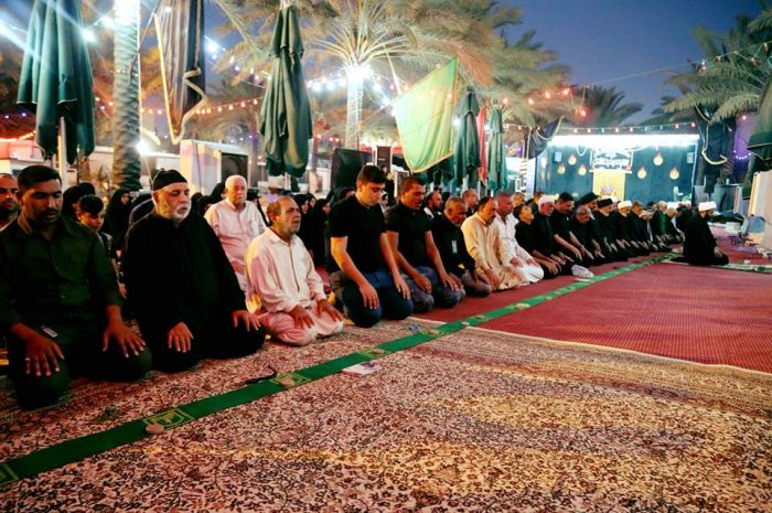 اقيمت صلاة الجماعة المباركة في الصحن الشريف بأمامة سماحة الشيخ طاهر الخاقاني ( دام توفيقه ) وفقنا الله وإياكم لأداء فرائضه .