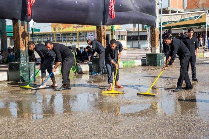 باشرت الكَوادر العَامة بحَملة تنَظيف واسعة شَملت غَسل وتنظيف الشَوارع المؤدية للحَرم المُطهر و المُحيطه به