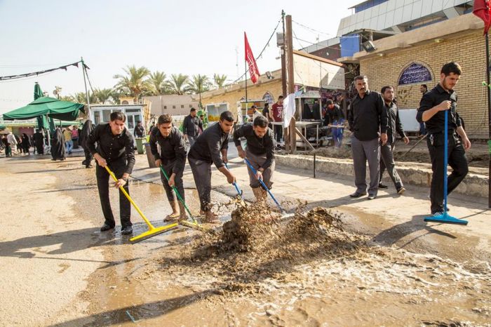 باشرت الكَوادر العَامة بحَملة تنَظيف واسعة شَملت غَسل وتنظيف الشَوارع المؤدية للحَرم المُطهر و المُحيطه به