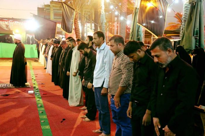 اقيمت صلاة الجماعة المباركة في الصحن الشريف بأمامة سماحة الشيخ رؤوف عبد العباس الفتلاوي( دام توفيقه ) .