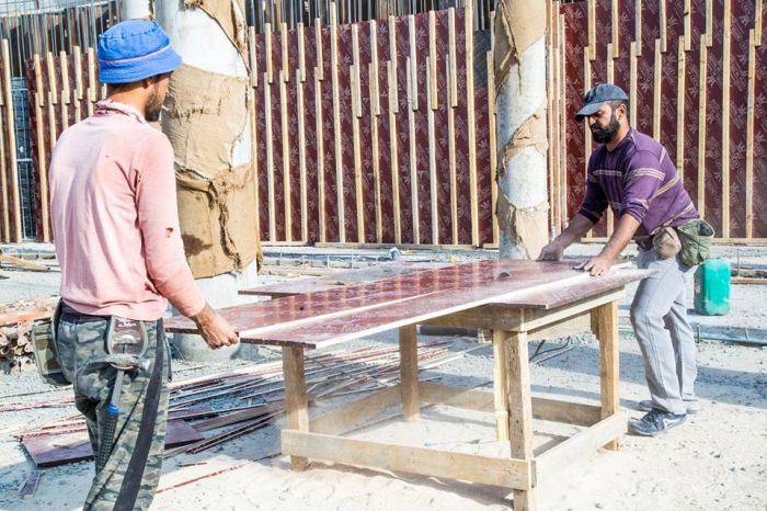 تم بحمد الله تبارك وتعالى تنصيب القالب الخشبي لجدران السرداب الجديد تمهيداً لصبه