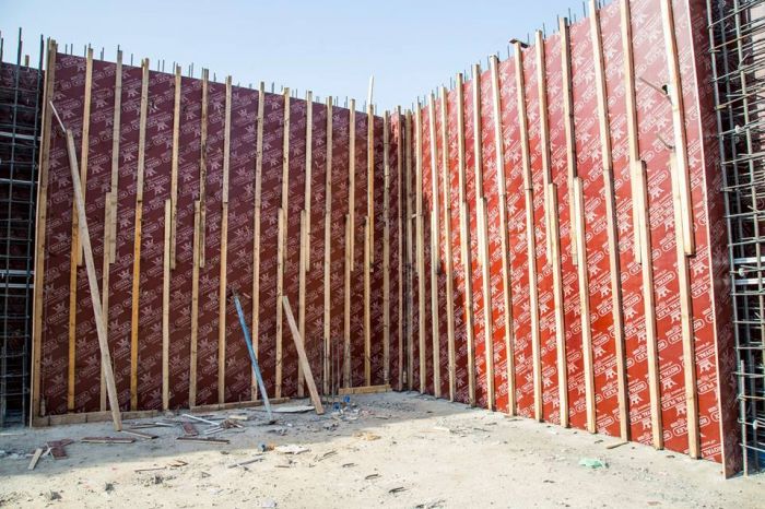 تم بحمد الله تبارك وتعالى تنصيب القالب الخشبي لجدران السرداب الجديد تمهيداً لصبه