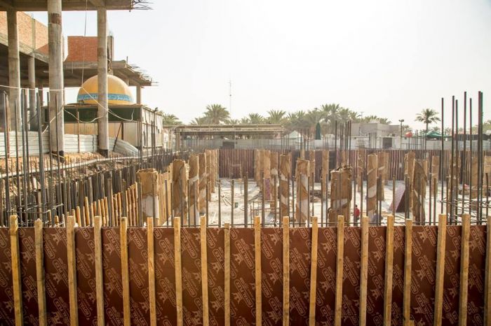 تم بحمد الله تبارك وتعالى تنصيب القالب الخشبي لجدران السرداب الجديد تمهيداً لصبه