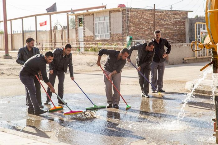 باشرت الكَوادر العَامة بحَملة تنَظيف واسعة شَملت تنظيف المراوح السقفية وتنظيف البرادات وغسل الشوارع المحيطة بالحَرم المُطهر.