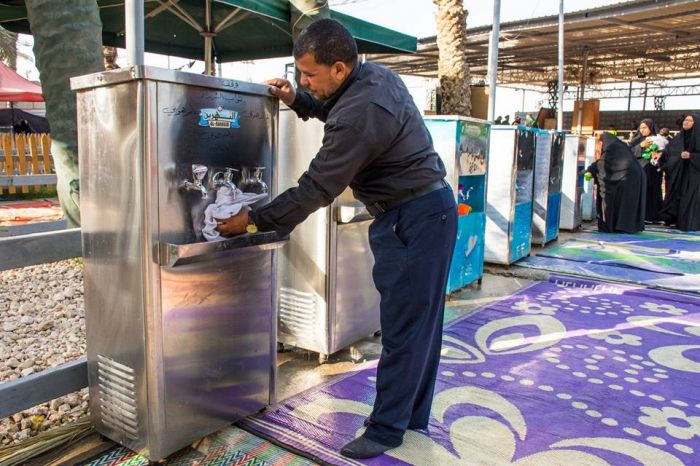 باشرت الكَوادر العَامة بحَملة تنَظيف واسعة شَملت تنظيف المراوح السقفية وتنظيف البرادات وغسل الشوارع المحيطة بالحَرم المُطهر.