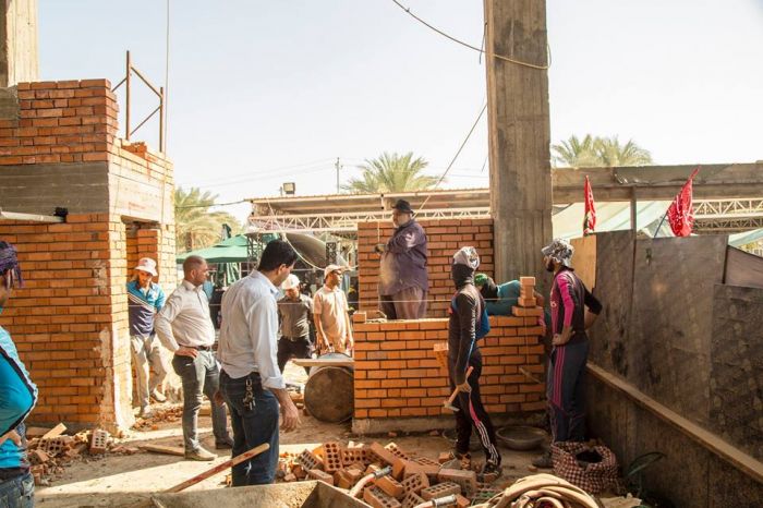 تم بحمد الله تبارك وتعالى مواصلة العمل ببناء جدران الحرم الشريف لطبيبة المعلولين وقاضية حاجات الطالبين