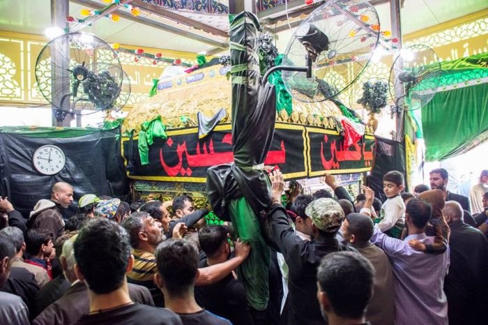 شَهِدَ مزار العلوية السيدة شريفة بنت الإمام الحسن المجتبى (عليهما السلام) توافد الالاف من الزائرين لزيارة العلوية الطاهرة (عليها السلام)
