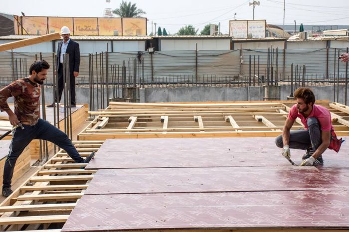تم بحمد الله تبارك وتعالى مواصلة العمل بنصب القالب الخشبي لسطح السرداب الجديد