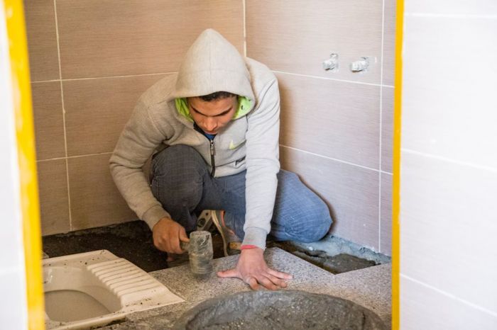 يتواصل العمل الدؤوب في عمل السقوف الثانوية و أكمال عمل تطبيق أرضية بناية الصحيات الجديدة