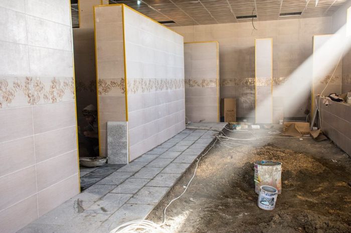 يتواصل العمل الدؤوب في عمل السقوف الثانوية و أكمال عمل تطبيق أرضية بناية الصحيات الجديدة