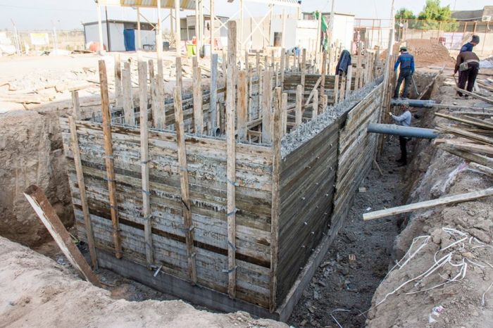 يتواصل العمل الدؤوب في عمل السقوف الثانوية و أكمال عمل تطبيق أرضية بناية الصحيات الجديدة