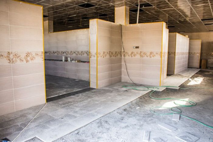 يتواصل العمل الدؤوب في عمل السقوف الثانوية و أكمال عمل تطبيق أرضية بناية الصحيات الجديدة