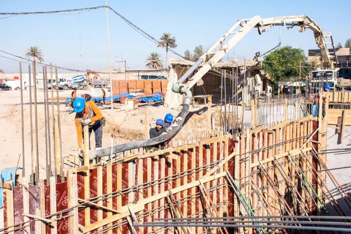 شركة وهج الرعد العراقية باشرت بصب تكملة الرفت للربط بجدار السرداب الجديد كما واصلت العمل بصب السلالم .