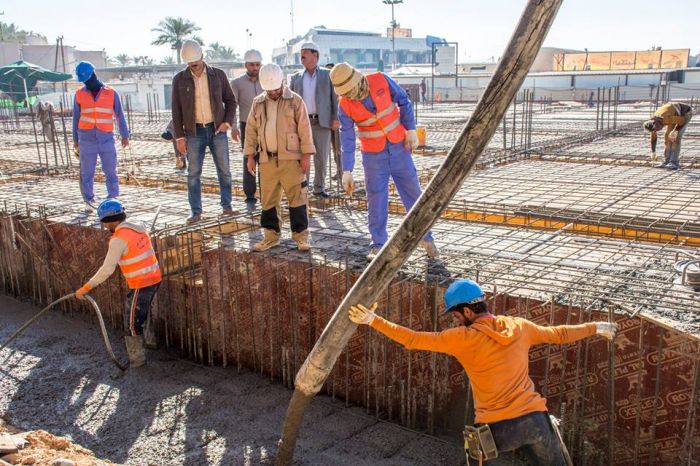 شركة وهج الرعد العراقية باشرت بصب تكملة الرفت للربط بجدار السرداب الجديد كما واصلت العمل بصب السلالم .
