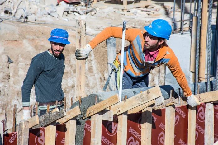 شركة وهج الرعد العراقية باشرت بصب تكملة الرفت للربط بجدار السرداب الجديد كما واصلت العمل بصب السلالم .