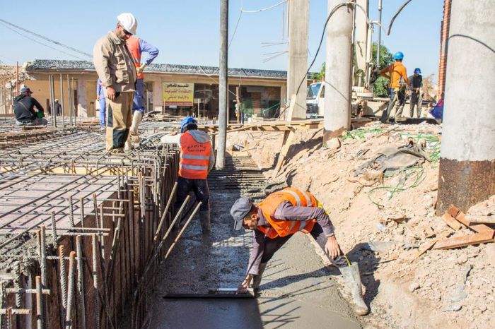 شركة وهج الرعد العراقية باشرت بصب تكملة الرفت للربط بجدار السرداب الجديد كما واصلت العمل بصب السلالم .