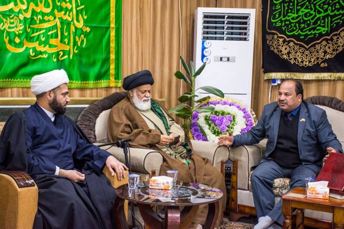 وفد من الأمانة العامة الأنتفاضة الشعبانية / مجلس الأمناء قدم درع الوفاء إلى سماحة الشيخ رؤوف الفتلاوي ( دام توفيقه)