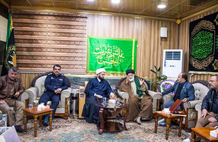 وفد من الأمانة العامة الأنتفاضة الشعبانية / مجلس الأمناء قدم درع الوفاء إلى سماحة الشيخ رؤوف الفتلاوي ( دام توفيقه)