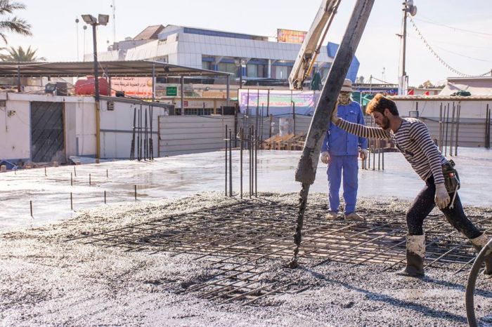 المباشرة في صب سقف سرداب السيدة نرجس خاتون في حرم العلوية الطاهرة السيدة شريفة بنت الامام الحسن المجتبى (عليهم السلام)