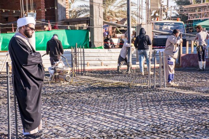 المباشرة في صب سقف سرداب السيدة نرجس خاتون في حرم العلوية الطاهرة السيدة شريفة بنت الامام الحسن المجتبى (عليهم السلام)