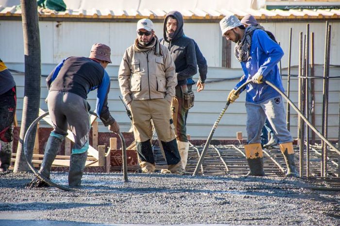 المباشرة في صب سقف سرداب السيدة نرجس خاتون في حرم العلوية الطاهرة السيدة شريفة بنت الامام الحسن المجتبى (عليهم السلام)