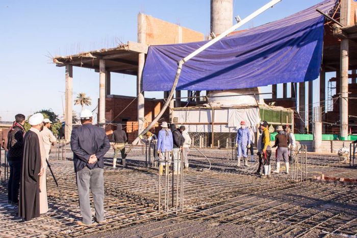 المباشرة في صب سقف سرداب السيدة نرجس خاتون في حرم العلوية الطاهرة السيدة شريفة بنت الامام الحسن المجتبى (عليهم السلام)